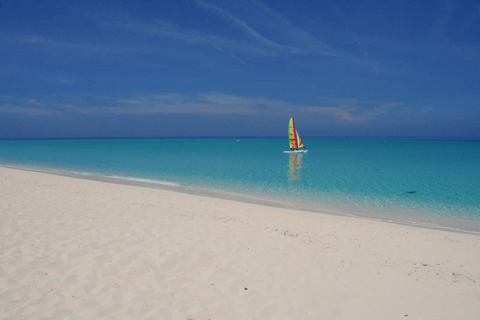 Playa de Cayo Santa María con arena blanca y velero en el mar turquesa, Villa Clara, Cuba